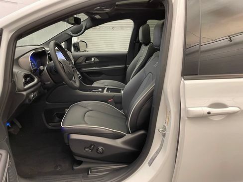 New 2027 Chrysler Pacifica Limited w/ S Appearance Package FWD image 16