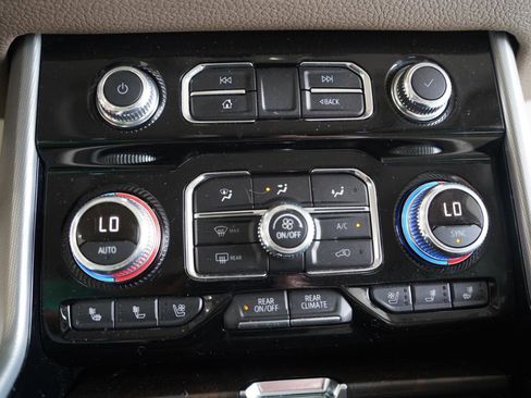Used 2021 GMC Yukon XL Denali w/ Denali Premium Package AWD/4WD image 21