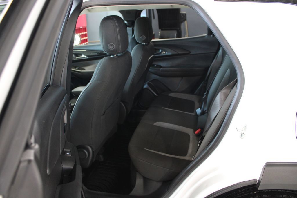 Used 2025 Chevrolet TrailBlazer LT w/ LT Cold Weather Package FWD image 11