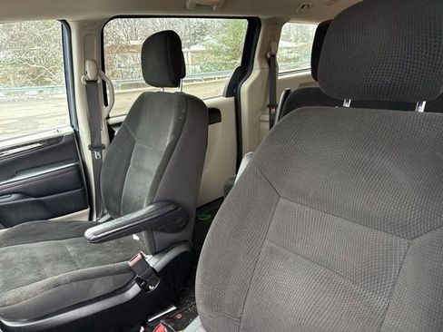 Used 2019 Dodge Grand Caravan SE w/ UConnect Hands-Free Group image 7