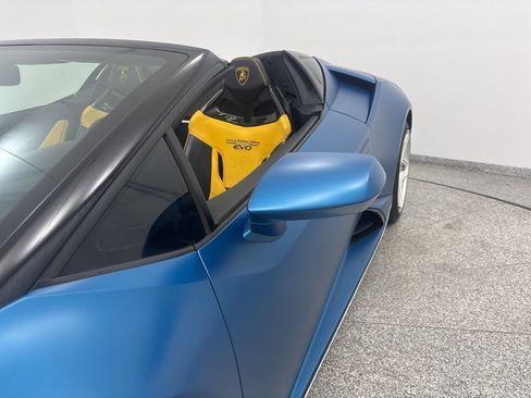 Used 2020 Lamborghini Huracan EVO RWD image 32