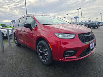 New 2026 Chrysler Pacifica Select