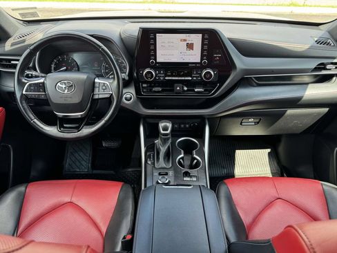 Used 2021 Toyota Highlander XSE AWD/4WD image 2