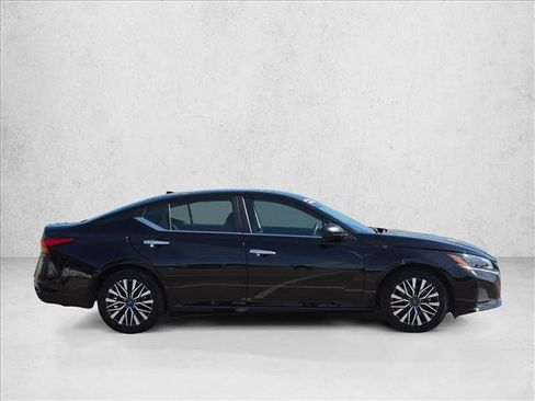 Used 2025 Nissan Altima 2.5 SV FWD image 4