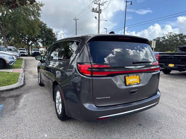 Used 2023 Chrysler Pacifica Touring-L FWD image 5