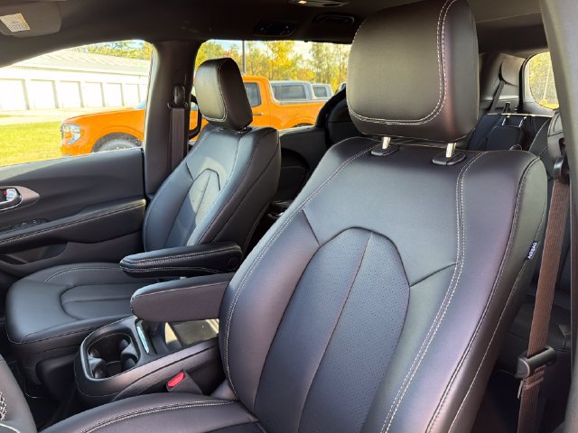 Used 2027 Chrysler Pacifica Select FWD image 12