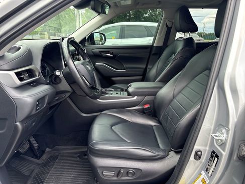 Used 2020 Toyota Highlander XLE AWD/4WD image 16