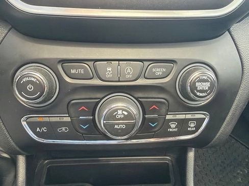 Used 2019 Jeep Cherokee Trailhawk w/ Comfort/Convenience Group AWD/4WD image 19
