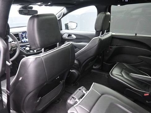 Used 2025 Chrysler Pacifica Limited FWD image 38