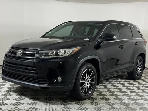 Used 2017 Toyota Highlander SE AWD/4WD image 2