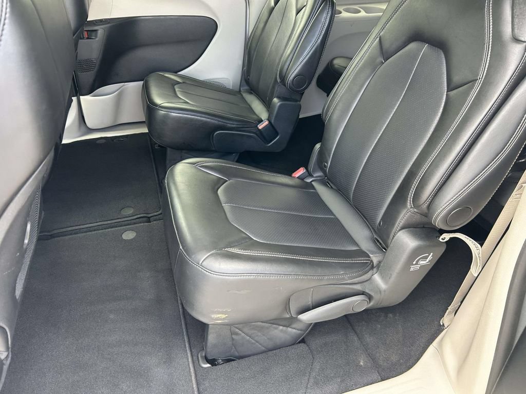 Used 2024 Chrysler Pacifica Touring-L FWD image 15