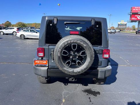 Used 2018 Jeep Wrangler Unlimited Sahara image 4