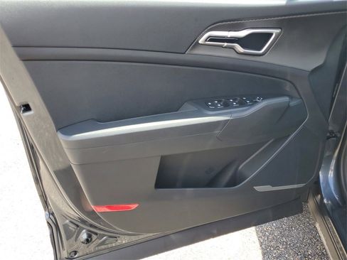 New 2025 Kia Sportage LX image 8