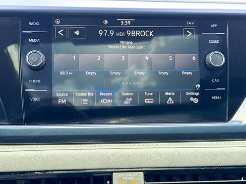Used 2023 Volkswagen Taos SE w/ Panoramic Sunroof Package FWD image 31