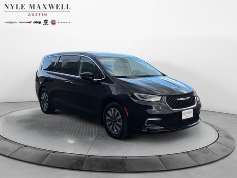 Used 2024 Chrysler Pacifica Select image 2