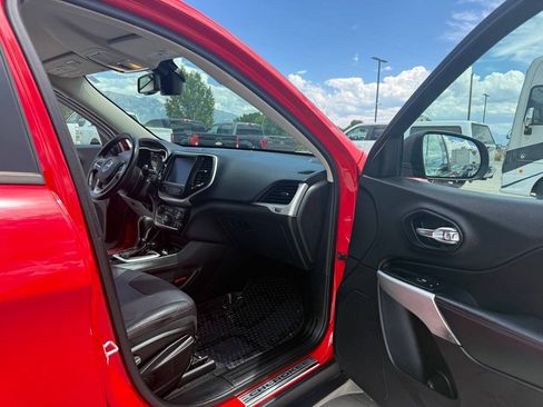 Used 2018 Jeep Cherokee Trailhawk w/ Comfort/Convenience Group AWD/4WD image 23