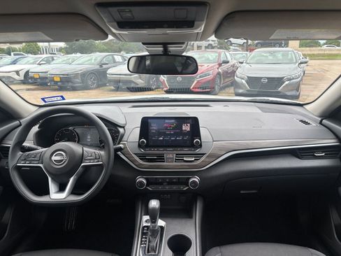 Used 2025 Nissan Altima 2.5 SV FWD image 32