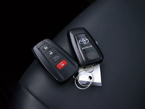 Used 2022 Toyota RAV4 XLE Premium image 13