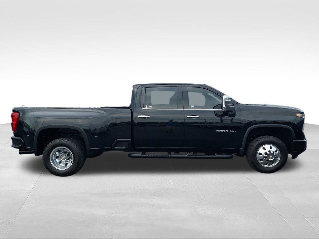 Used 2025 Chevrolet Silverado 3500 LTZ w/ LTZ Plus Package AWD/4WD image 6