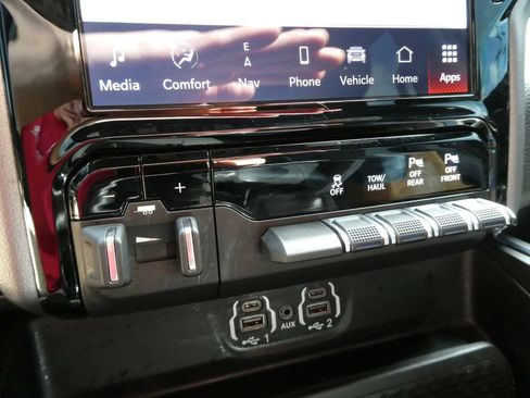 Used 2024 RAM 1500 Laramie AWD/4WD image 31