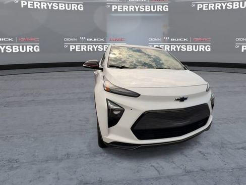 Used 2023 Chevrolet Bolt EUV LT w/ Convenience Package FWD image 2