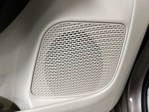 Used 2017 Chrysler Pacifica Touring-L w/ Tire & Wheel Group image 23