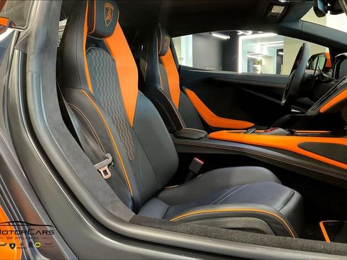 Used 2024 Lamborghini Revuelto image 8