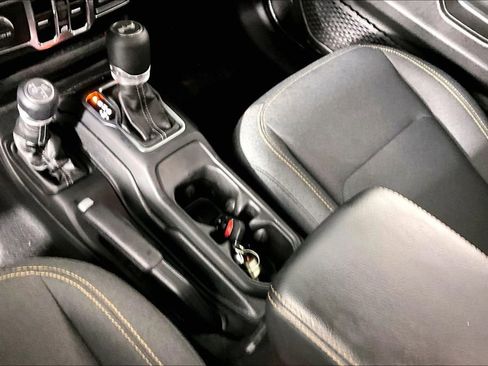 Used 2025 Jeep Wrangler Unlimited Sahara AWD/4WD image 17