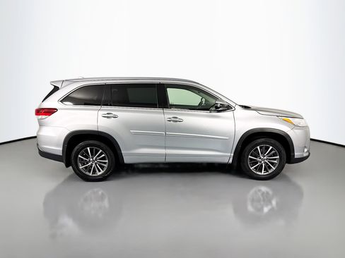 Used 2017 Toyota Highlander XLE image 4