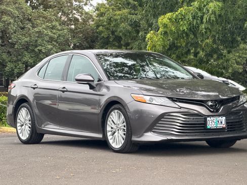 Used 2018 Toyota Camry XLE w/ Audio Package FWD image 9