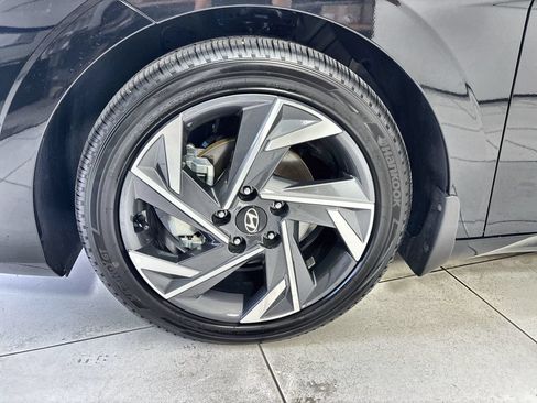 Certified 2025 Hyundai Elantra SEL FWD image 19