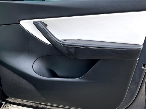 Used 2021 Tesla Model Y Long Range image 22