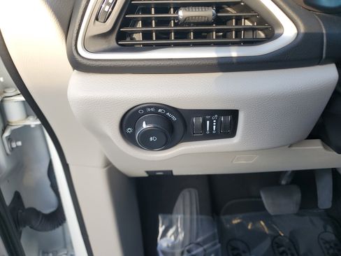 Used 2023 Chrysler Pacifica Touring-L image 14