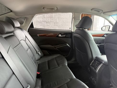 Used 2019 Kia Cadenza Premium image 15