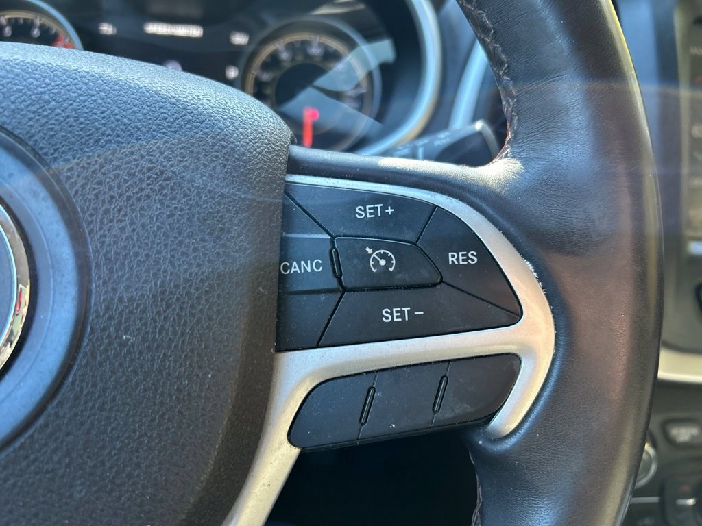 Used 2017 Jeep Cherokee Overland AWD/4WD image 29