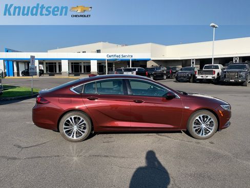 Used 2018 Buick Regal Essence w/ Driver Confidence Package #1 FWD image 8