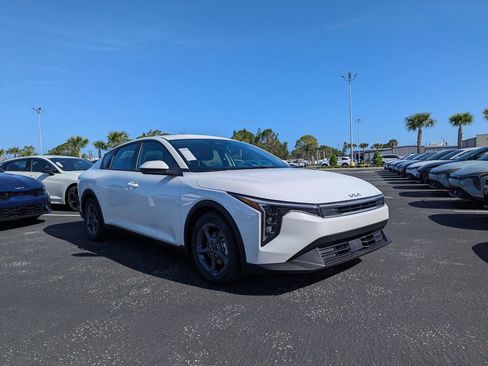 New 2026 Kia K4 LXS FWD image 2