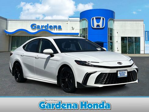 Used 2025 Toyota Camry SE FWD image 1