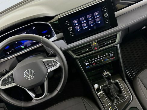Used 2025 Volkswagen Taos SE AWD/4WD image 17