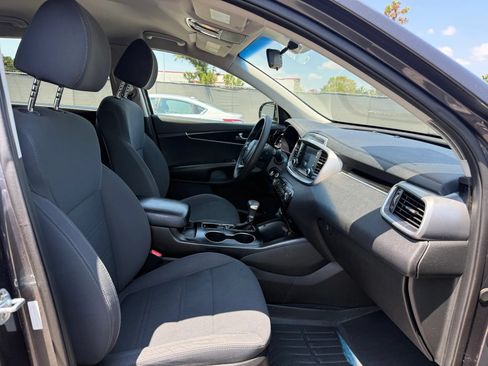 Used 2019 Kia Sorento FWD image 18