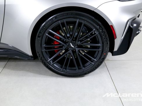 Used 2025 Aston Martin V8 Vantage Coupe image 29