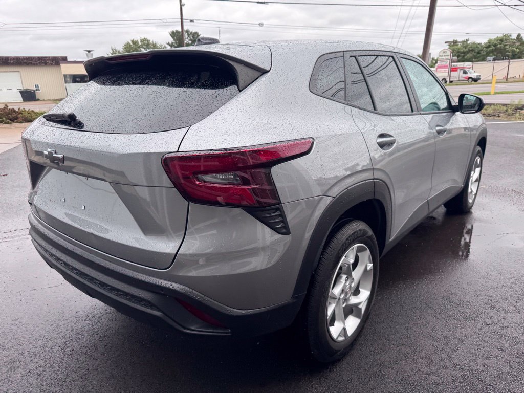 Used 2025 Chevrolet Trax LS w/ LS Convenience Package FWD image 5