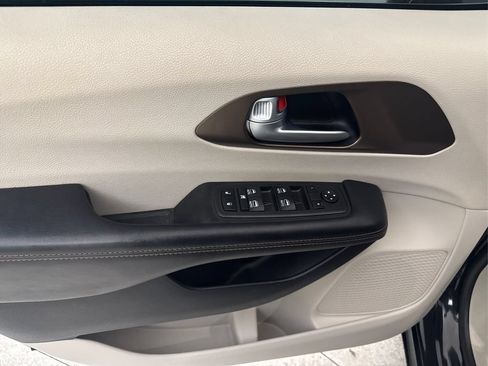 Used 2017 Chrysler Pacifica Touring-L Plus FWD image 31