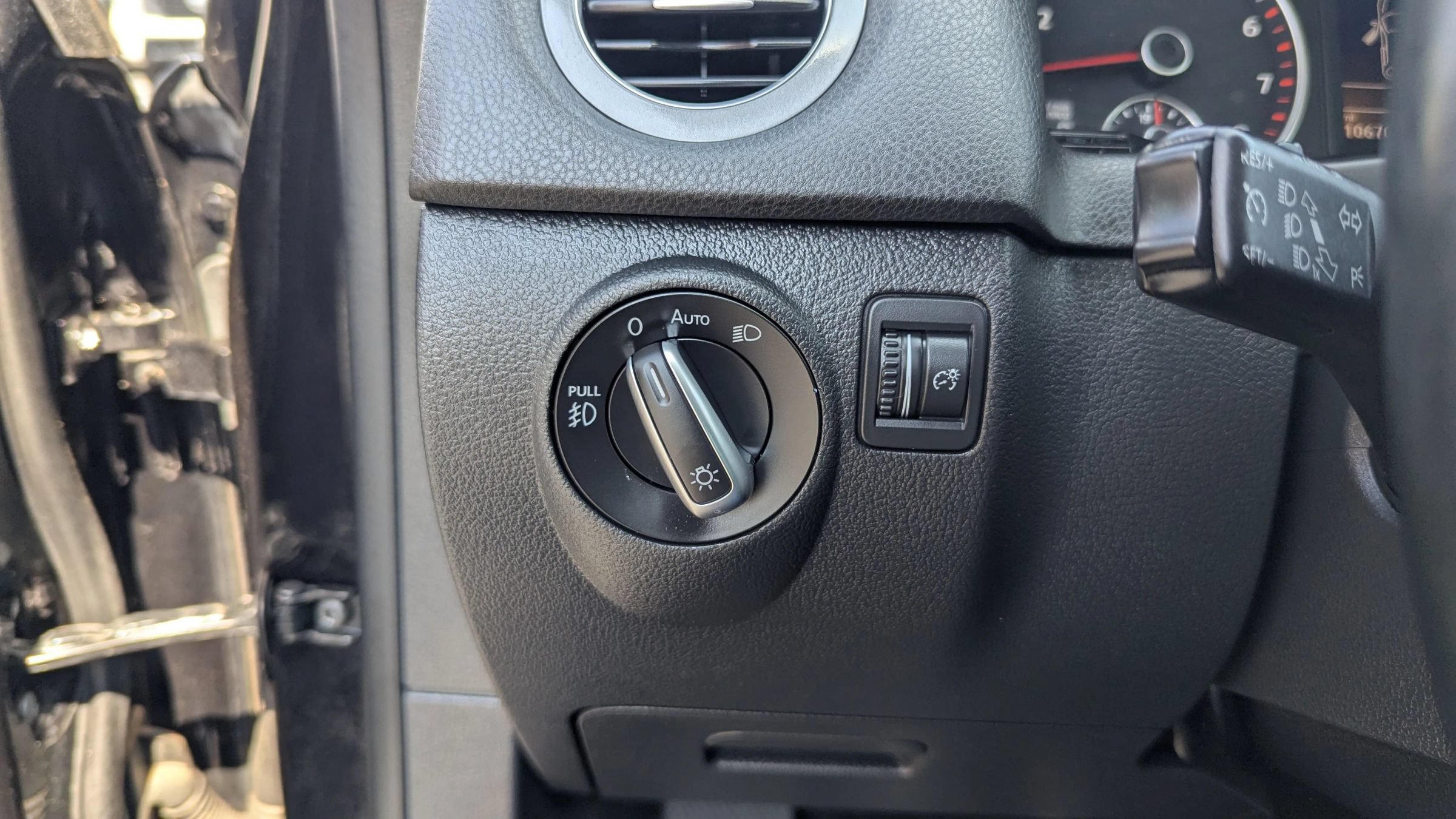 Used 2016 Volkswagen Tiguan SE FWD image 23