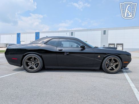 Used 2016 Dodge Challenger R/T Scat Pack w/ Leather Interior Group image 18