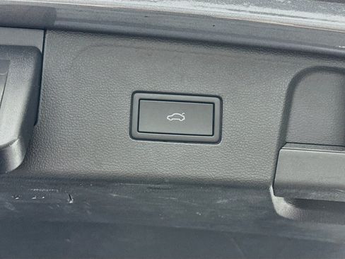 Used 2025 Volkswagen Atlas SE FWD image 32