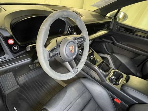Certified 2025 Porsche Cayenne GTS AWD/4WD image 4