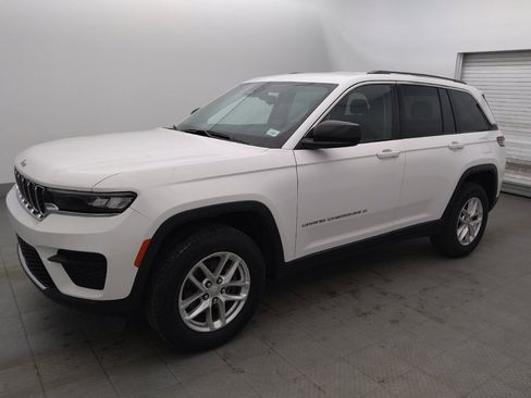 Used 2023 Jeep Grand Cherokee Laredo RWD image 2