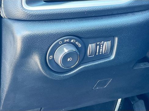 Used 2025 Chrysler Pacifica Select image 8