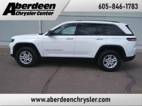 Used 2023 Jeep Grand Cherokee Laredo image 1